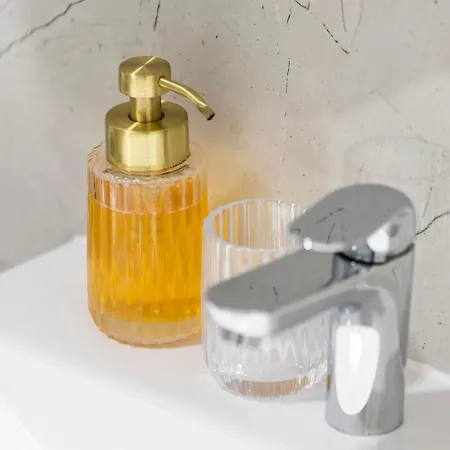 Апартаменти Pleasing Place Free Private Parking